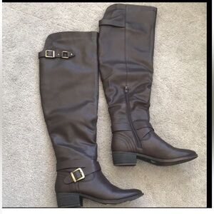 Steve Madden Brown boots 👢 
Size 7